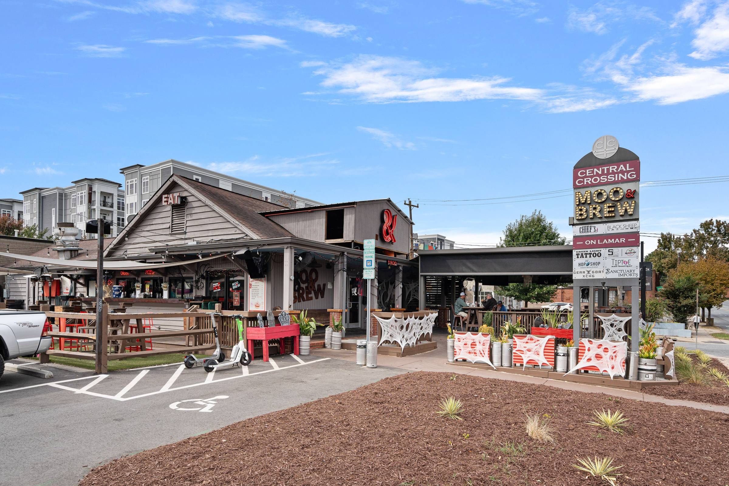 808 Hawthorne neighborhood with fun restaurants and bars