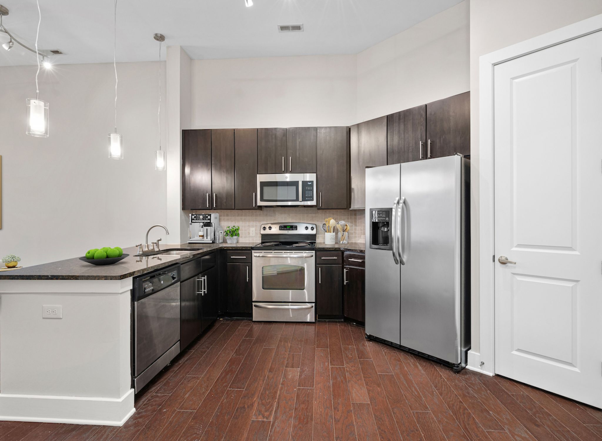808 Hawthorne apartment kitchen with stainless steel appliances and granite countertops